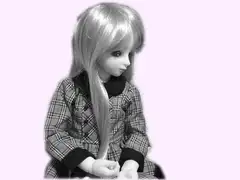 彼女は母親で三歳年上