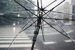 
        傘に雨が当たる音、バイノーラル録音
      